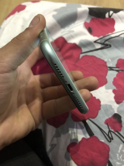Vand/schimb iphon 11 64gb 70% sanatate telefonul este intro stare husa
