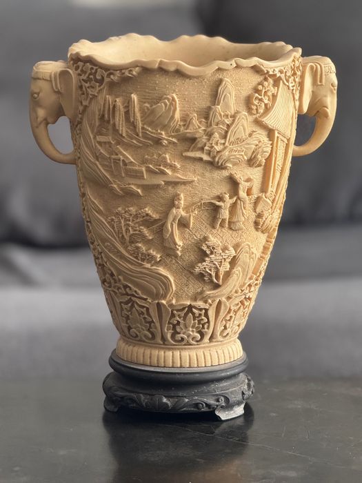 Старинна ваза с инкрустации