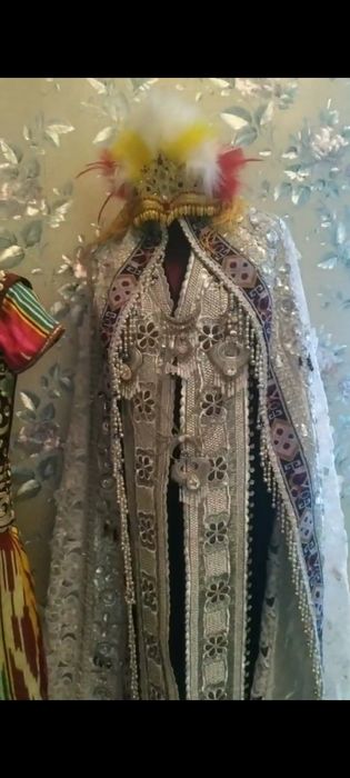 Zar xalat oq,judayam chiroyli.