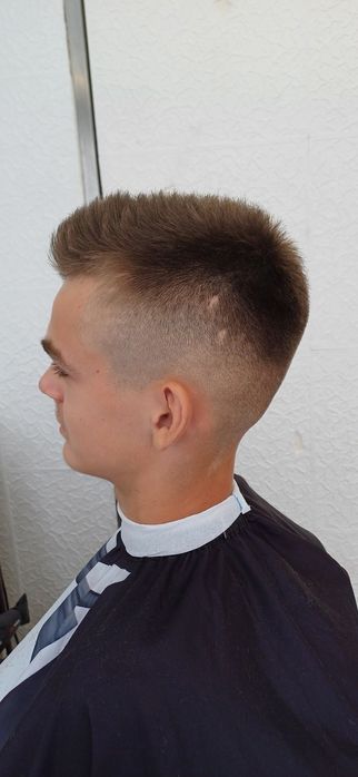 Servicii frizerie profesionale: Tuns și aranjat Barbă la domiciliu