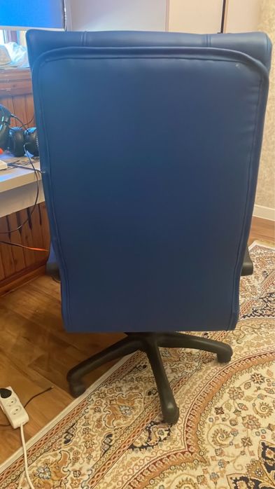Кожаное кресло.