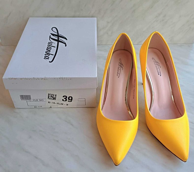 Чисто НОВИ дамски елегантни обувки с тънък ток. Не са обувани. № 38