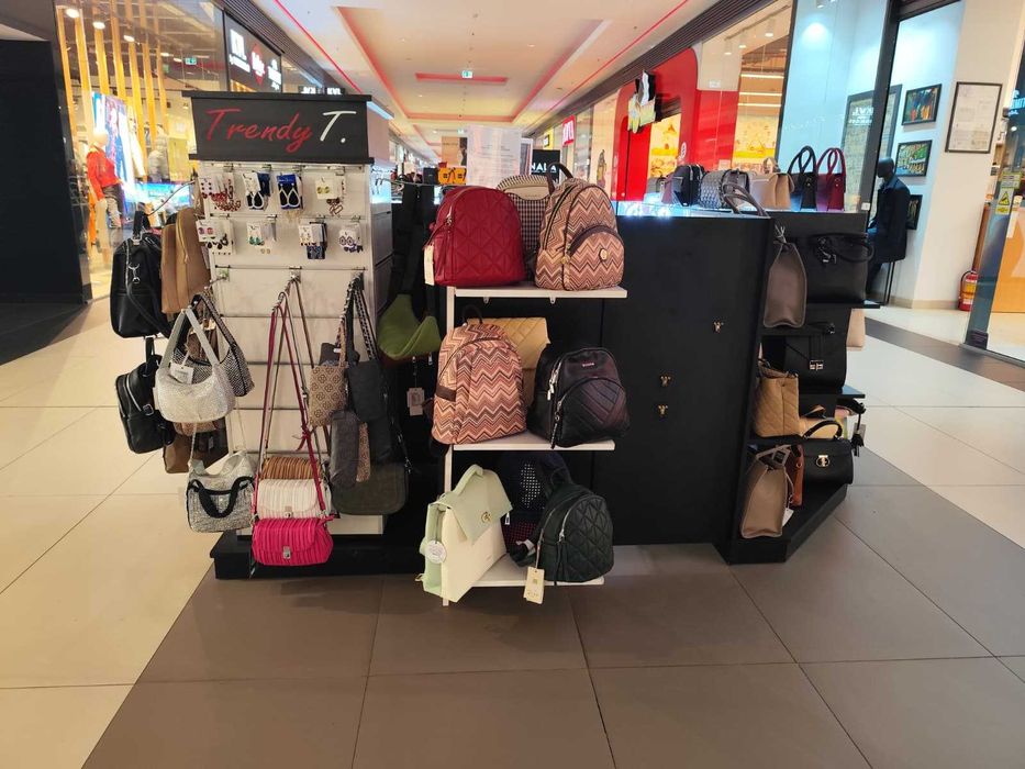 Stand profesional  pentru genți ,accesorii 3,30×2,60 m disponibil
