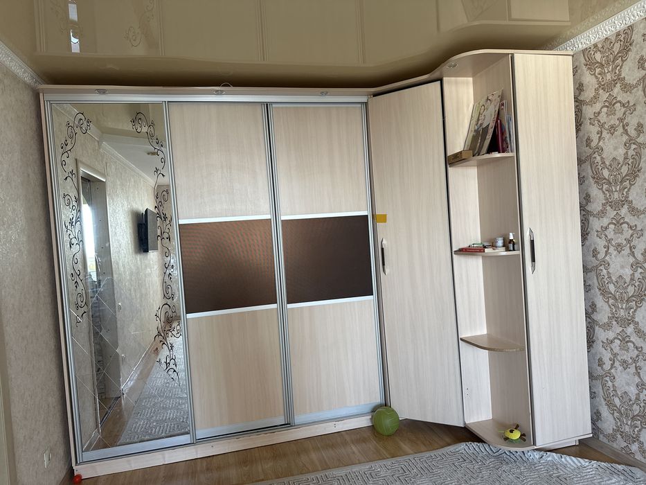 Шифоньер угловой