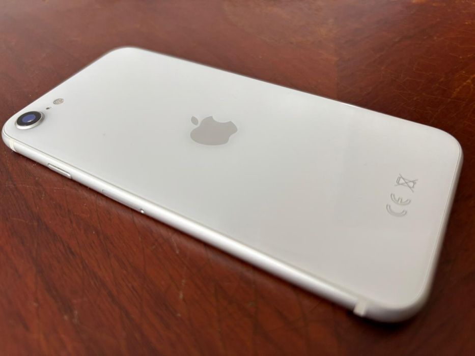 Iphone SE 2020 (eac) white в хорошем состояний.