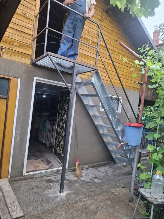 Vindem scări metalice zincate