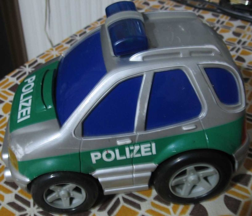 Голяма, масивна немска полицейска кола