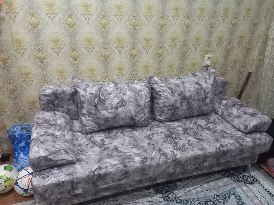 Продам Диван комнатный