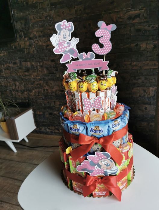 Tort din dulciuri ambalate