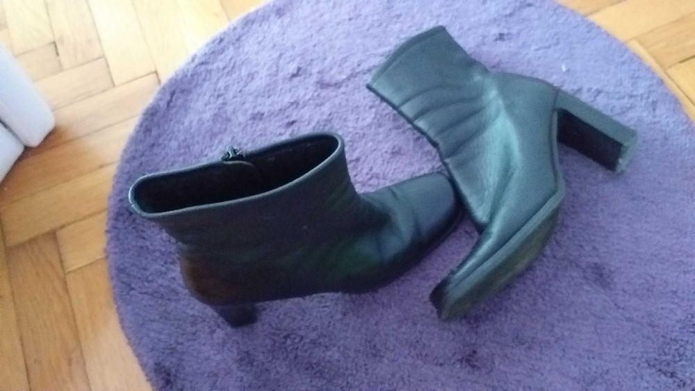 Дамски кожени боти размери 37 и 41 естесвена кожа-40лв.