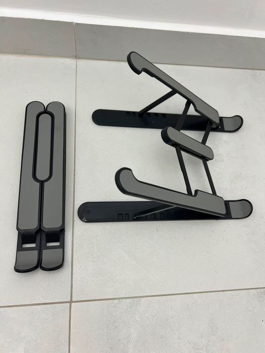 Vand 2 stative pentru tablete, laptop
