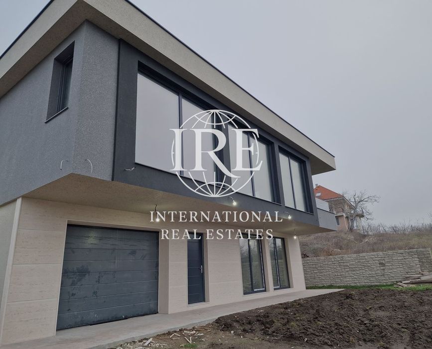 Нова двуетажна къща с впечатляваща панорамна гледка към езерото и гра