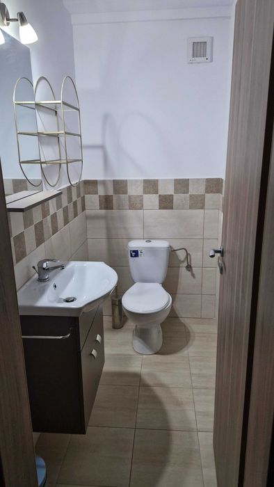 Proprietar, închiriez apartament cu 3 camere și garaj