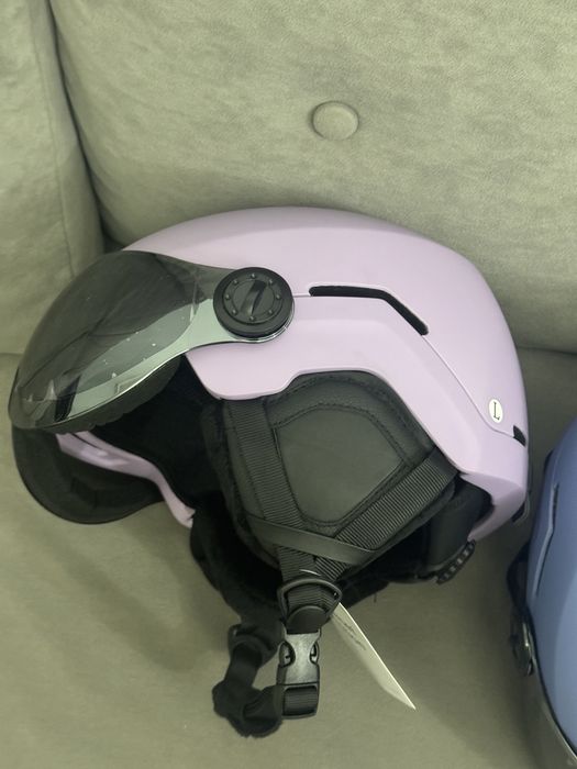 Продам лыжные шлема новые