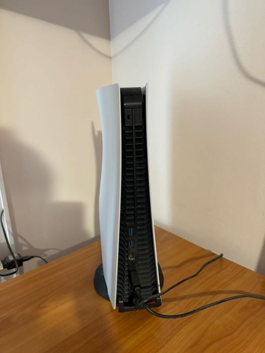 PS5 plus 5  jocuri incluse și 2 controllere