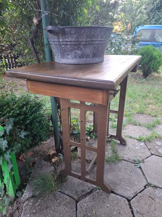 Дървена маса , подходяща и за градинска мивка