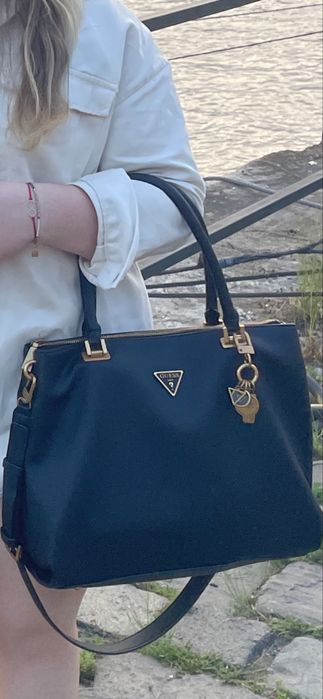 Geanta Guess de vanzare.