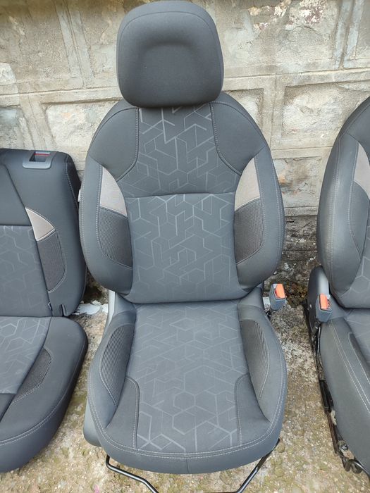 Предна дясна, задните седалки и корите комплект от Пежо 2008