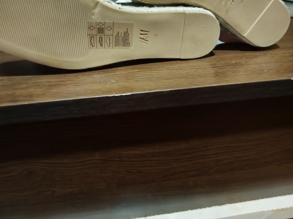 Нови дамски бели сандали H&M.