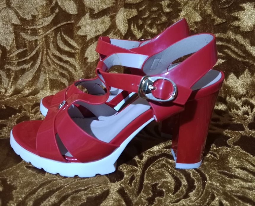 Продам босоножки