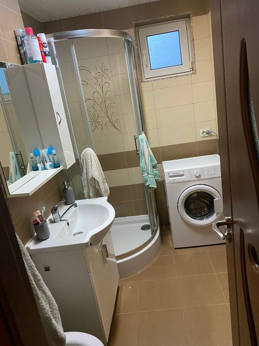 Inchiriez apartament