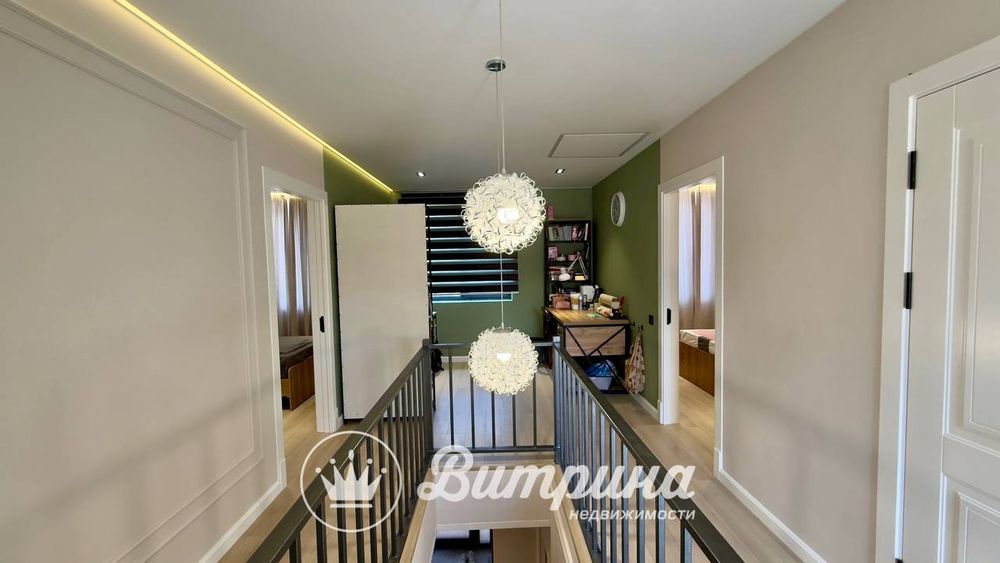 Трёхуровневый дизайнерский дом позади Greenwich