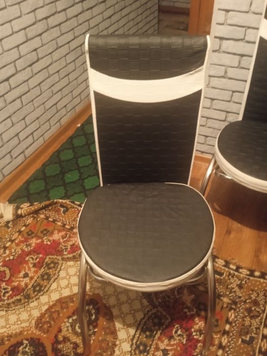 Стол стулья кухонный гостиной