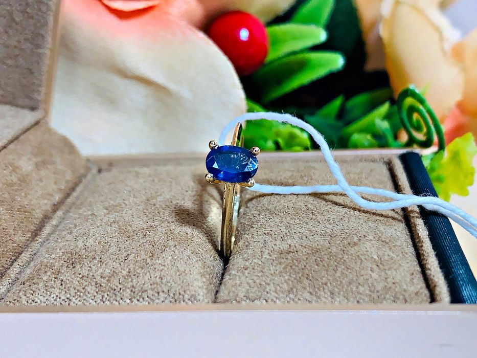 Нежное золотое кольцо с натуральным камнем – Сапфир природный