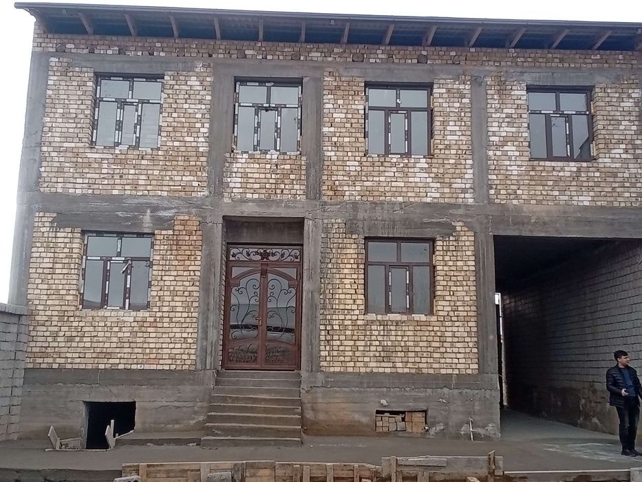 Уч қахрамонда каропка сотилади тўрт ярим сотка 7-10 хоналик