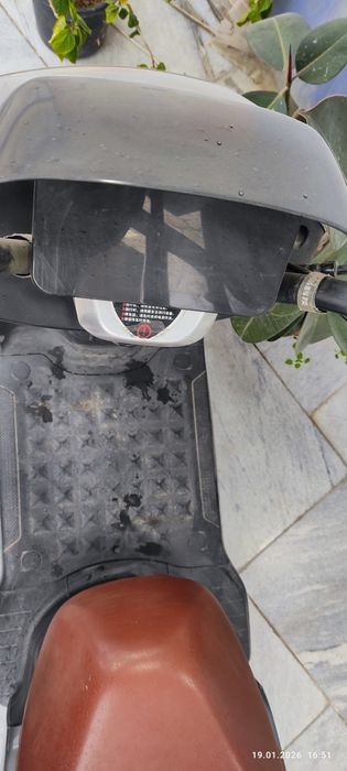 Elektro Skutercha sotiladi akumlyatori utirib qogan uzi yurishi zor ke