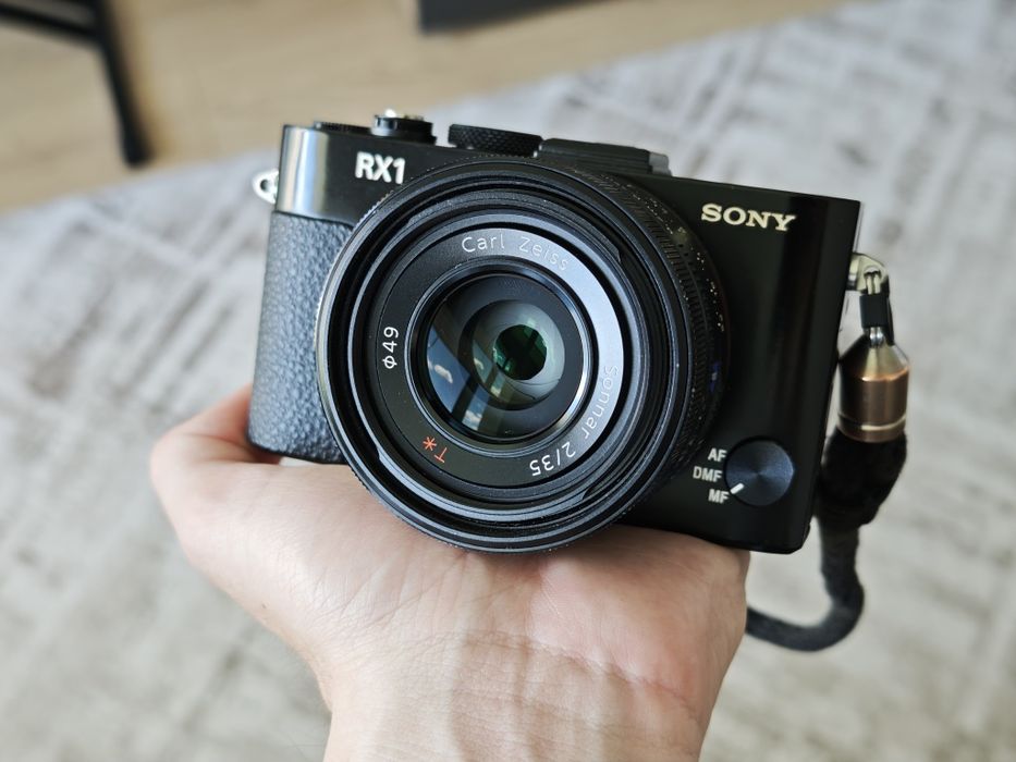 Sony RX1 (Full-Frame, Zeiss Sonnar 35/2)