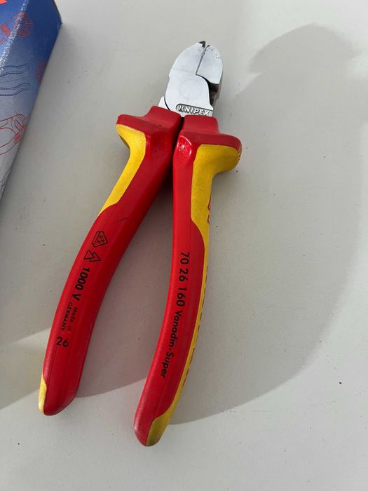 Cleste Knipex cu un varf ciupit