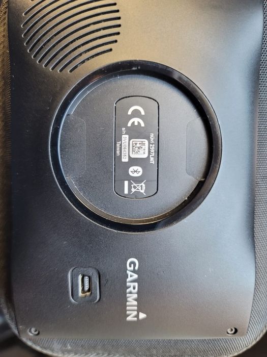 GPS Garmin nüvi® 2597LMT husa si ventuza