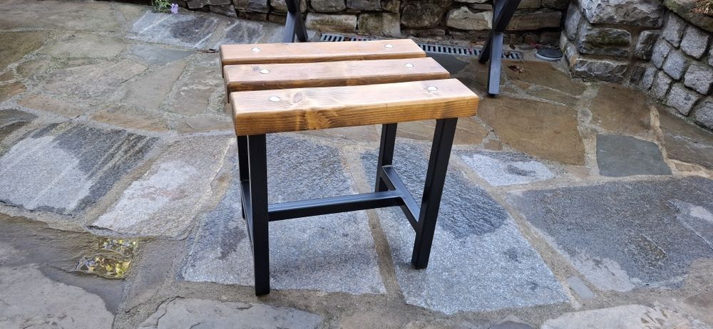 Табуретки от прахово боядисан метален профил и иглолистна дървесина.