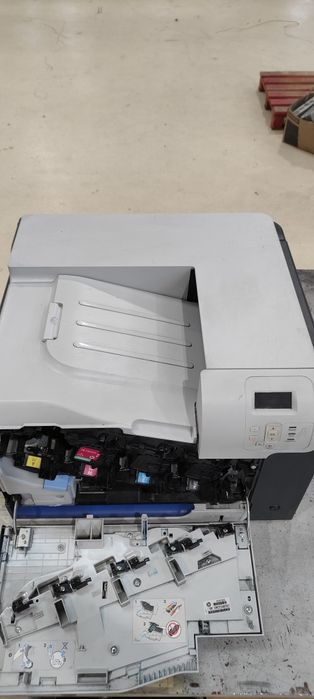 Imprimanta color HP LaserJet defecta