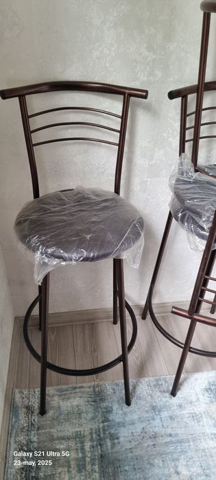 Bar stul 3dona kam ishlatilgan yangiday