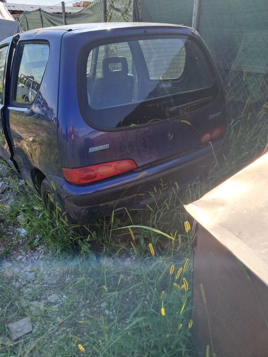 Vând Fiat Seicento, fabricație 2000, Motor de 1000 pe benzină, avariat, fără acte, pentru piese, dezmembrez: cutie, motor (89mii km), tapițerie