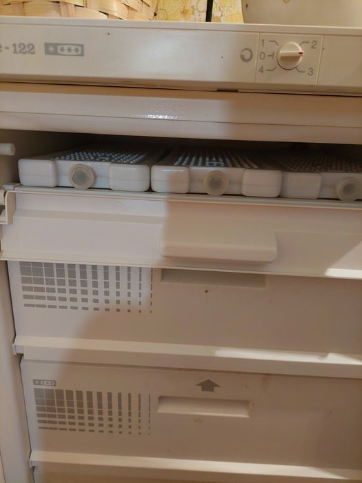 Фризер  с 6  чекмеджета,като нов