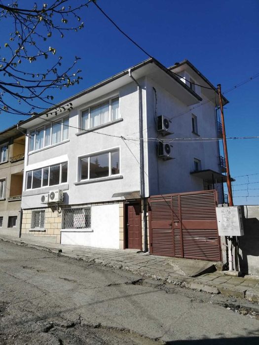 Жилищна сграда в Карнобат,обл.Бургас