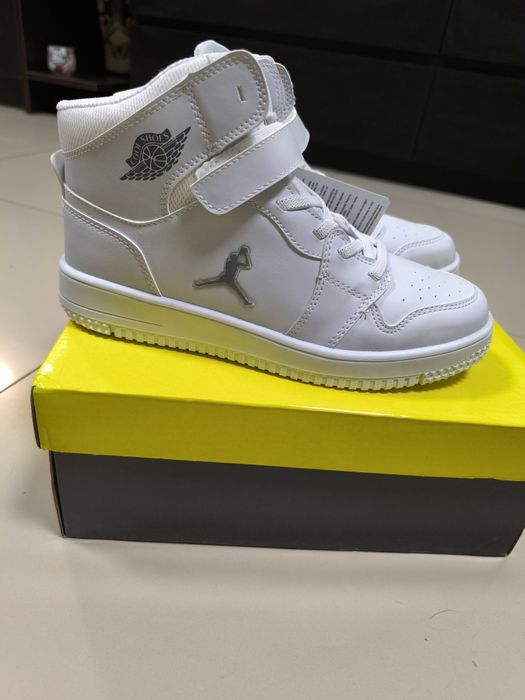 Високи бели спортни обувки