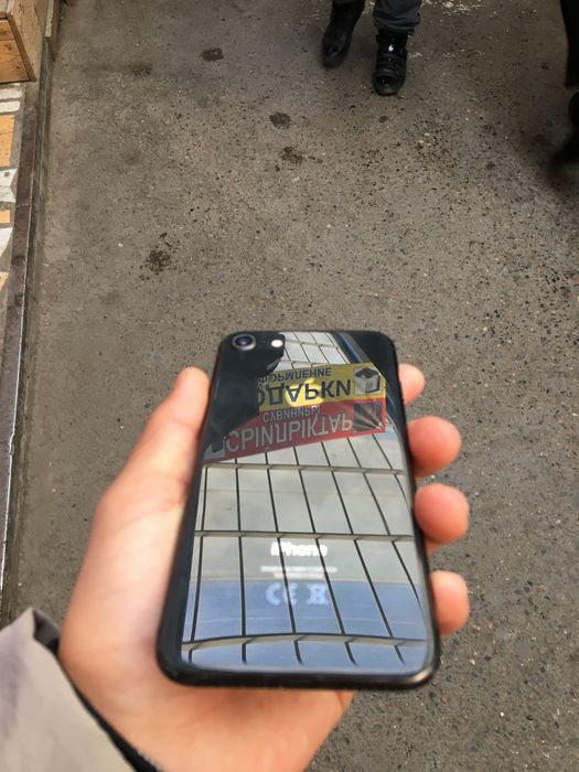 Продам Айфон 8