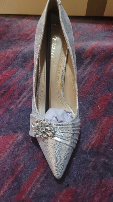 Vind pantofi cu toc argintii
