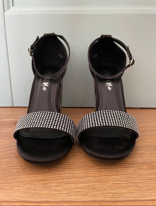 Sandale cu toc gros si strasuri 38