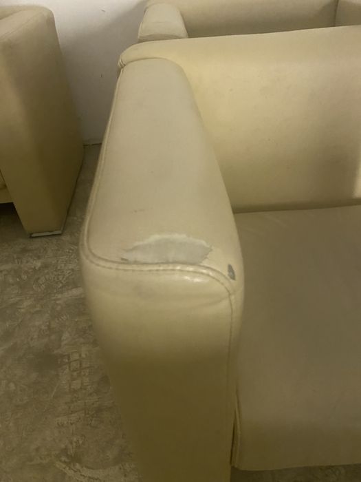 Кожанные кресла..