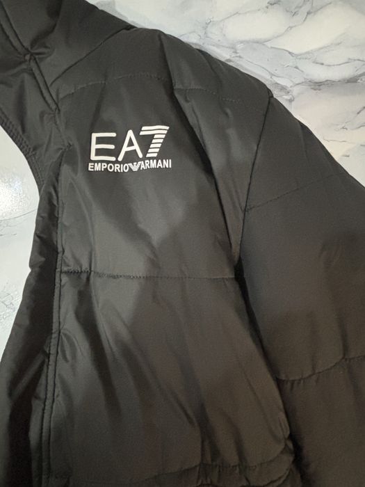 Продам куртку EA7