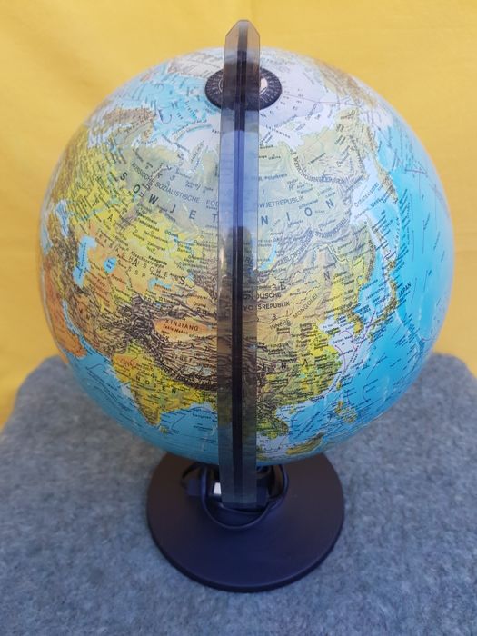 Glob geografic Pământ iluminat