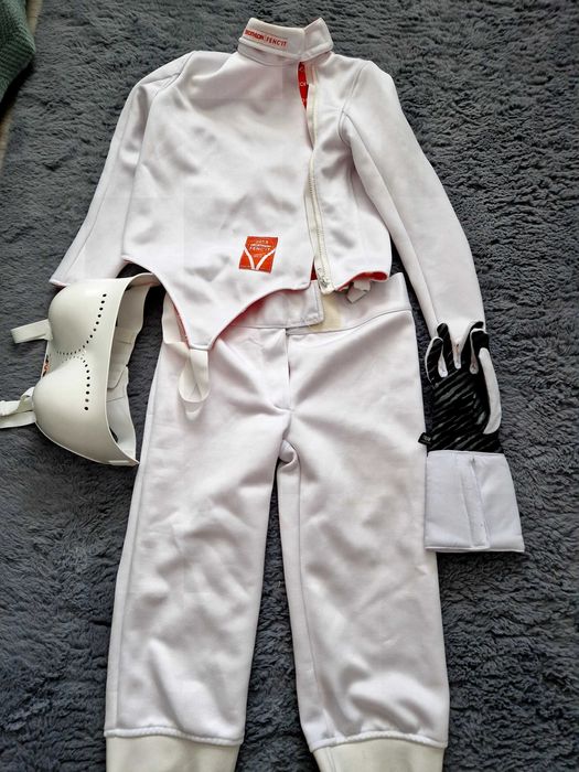 Vand costum de scrima,marime 141-150cm(bluza,pantaloni,pieptar si manusa)