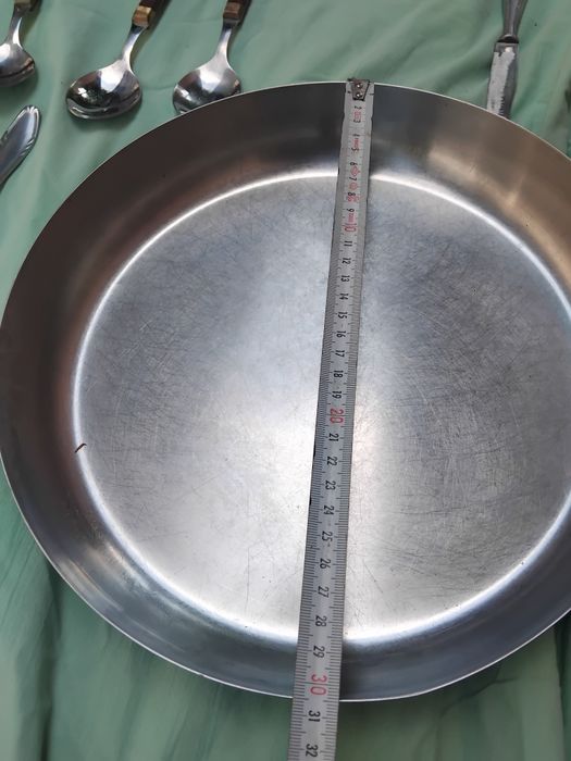 Продават се прибори за хранене от старият материял
