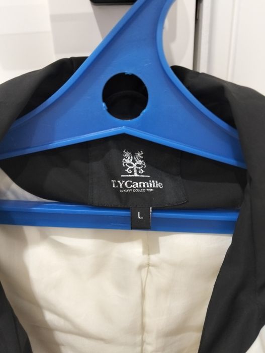 Куртки белая и черная