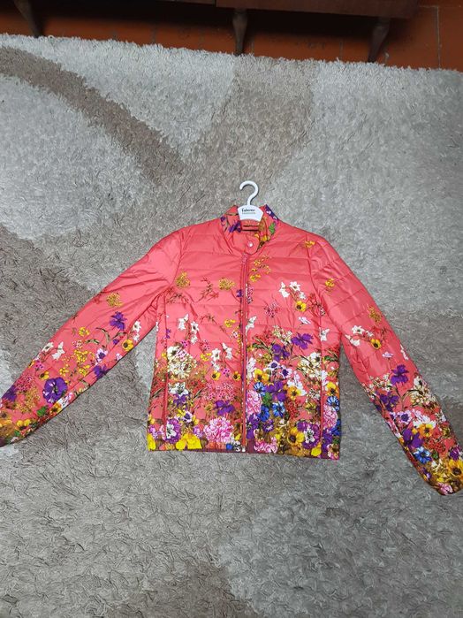 Яркая демисезонная куртка